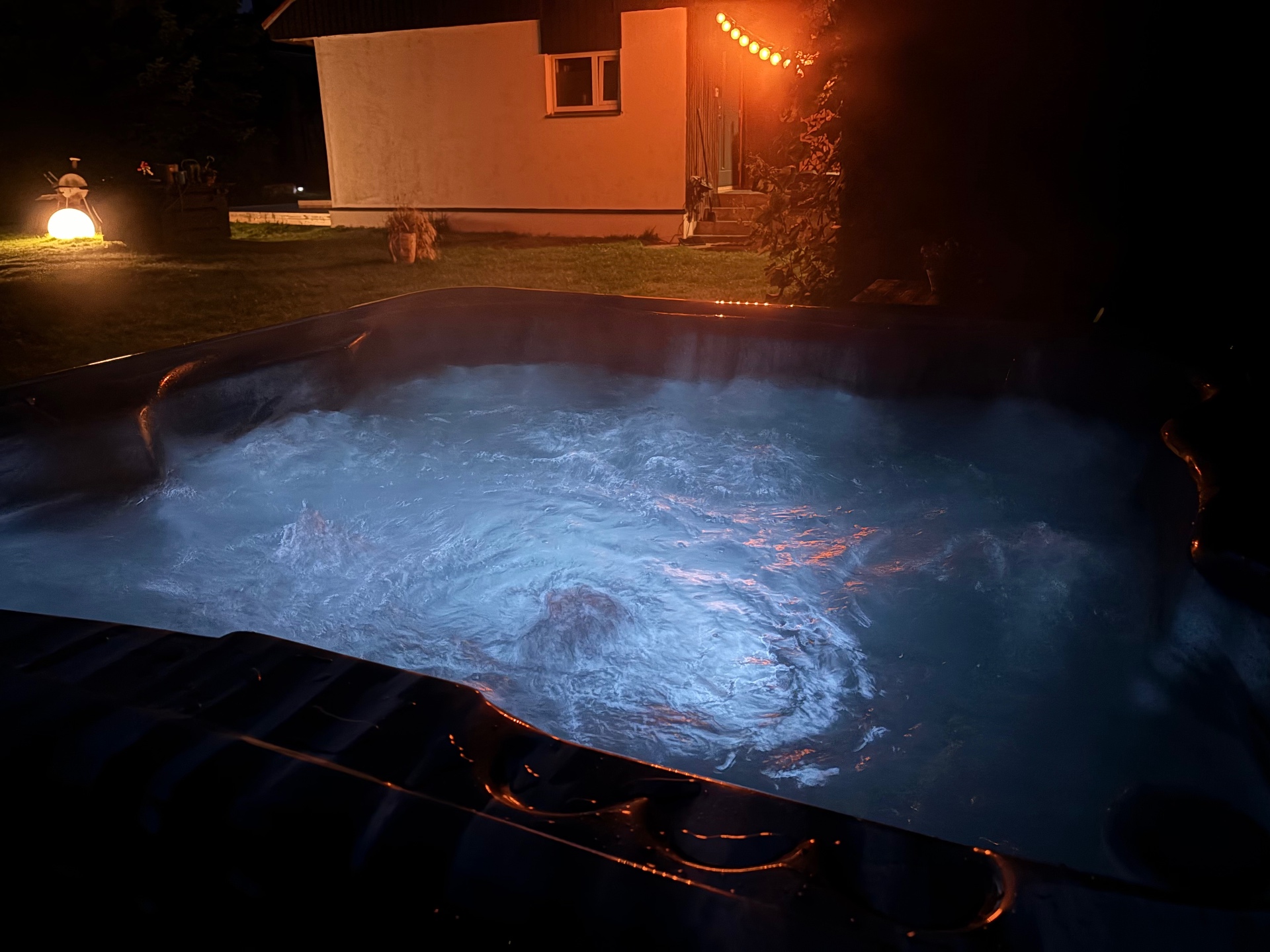 Mullidega spa-kümblustünn õhtul